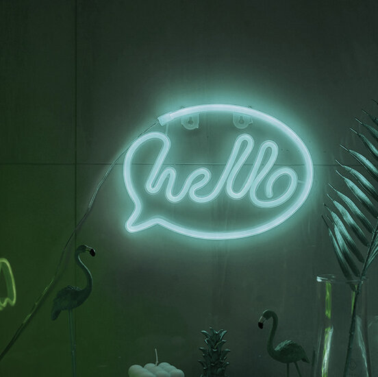 LED Neon Wandlamp "Hello", Op Batterijen en USB, 31x19x2cm, Koel Wit afbeelding